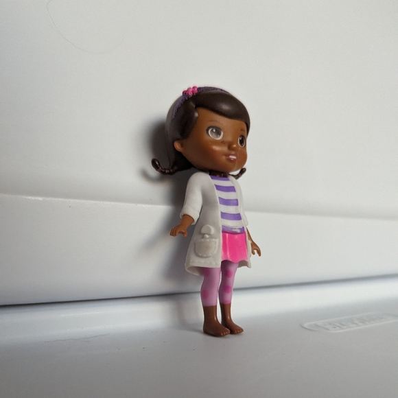 Disney Jr Doc McStuffins 4in Cake Topper Purple White just play Removable Coat - Picture 6 of 12